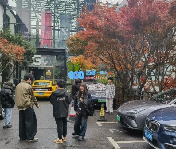 在EDG基地门口，网友意外捕捉到Angel与团队拍摄官方宣传视频的瞬间
