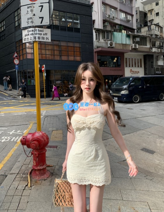 王思聪对女友宠爱有加，懒懒分享美照：6.5万元名牌手提包搭配白皙美腿，保养秘籍暴露！