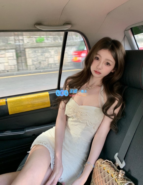 王思聪对女友宠爱有加，懒懒分享美照：6.5万元名牌手提包搭配白皙美腿，保养秘籍暴露！
