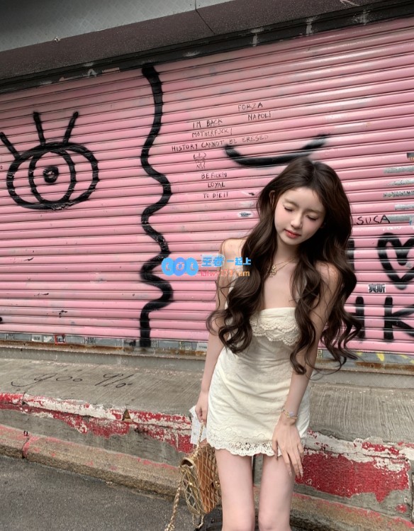 王思聪对女友宠爱有加，懒懒分享美照：6.5万元名牌手提包搭配白皙美腿，保养秘籍暴露！