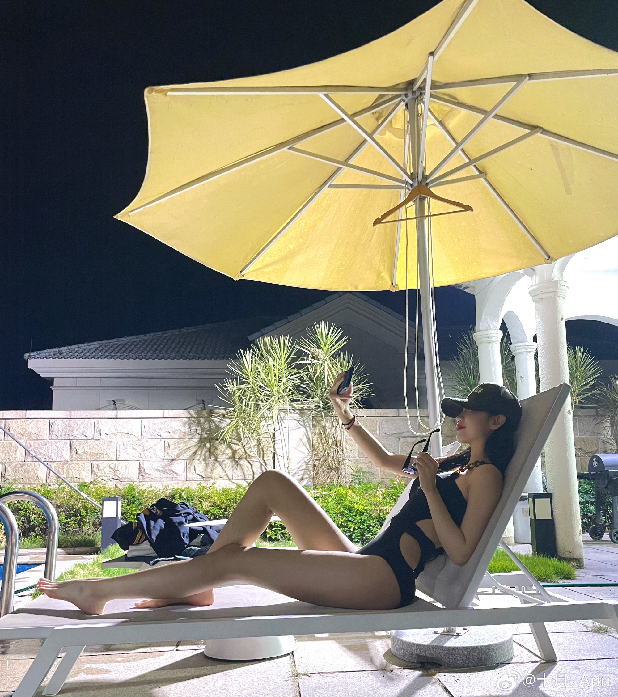 LPL互动女主持人十月分享超绝泳装美照：泳池派对！