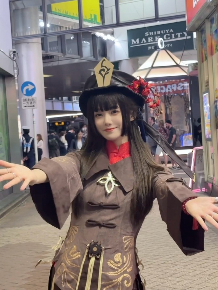 LPL主持人小钰晒照：快乐碎片，早班机回来咯