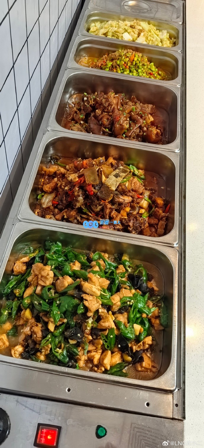 尖椒鸡腿、香辣乌龟、红烧猪蹄花、豆腐肉末、干锅生菜！LNG分享今晚的丰盛晚餐