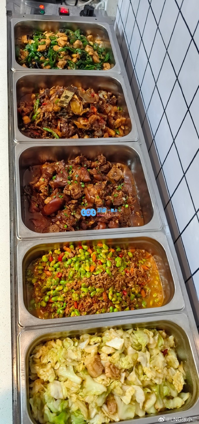 尖椒鸡腿、香辣乌龟、红烧猪蹄花、豆腐肉末、干锅生菜！LNG分享今晚的丰盛晚餐
