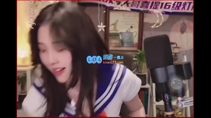 跨年夜狂欢！DOTA美丽解说冷冷身着迷人水手服陪伴粉丝共度欢乐时光