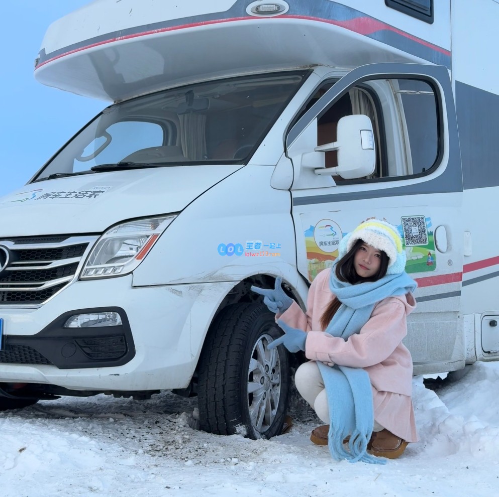 心态真棒！骆歆在阿勒泰旅游车辆陷入雪地无法动弹，随手下车拍摄美照