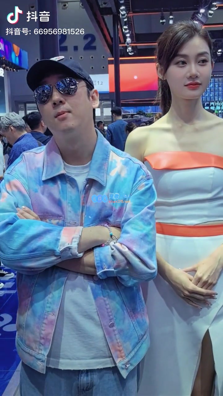 墨镜帽子网红模仿王思聪：搂美女左右的姿势难以维持，让人忍俊不禁！
