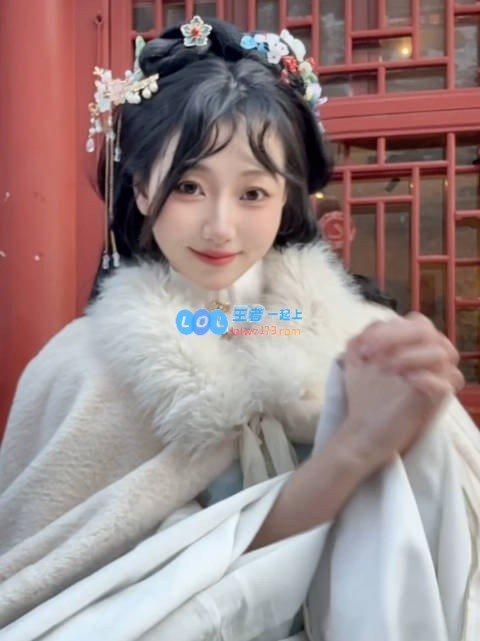 阿芙主持带来的古装版fufu祝福：宝宝们新年快乐百事可乐哦