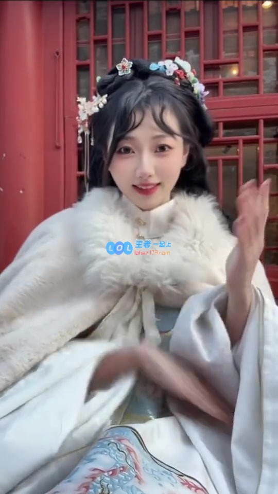 阿芙主持带来的古装版fufu祝福：宝宝们新年快乐百事可乐哦