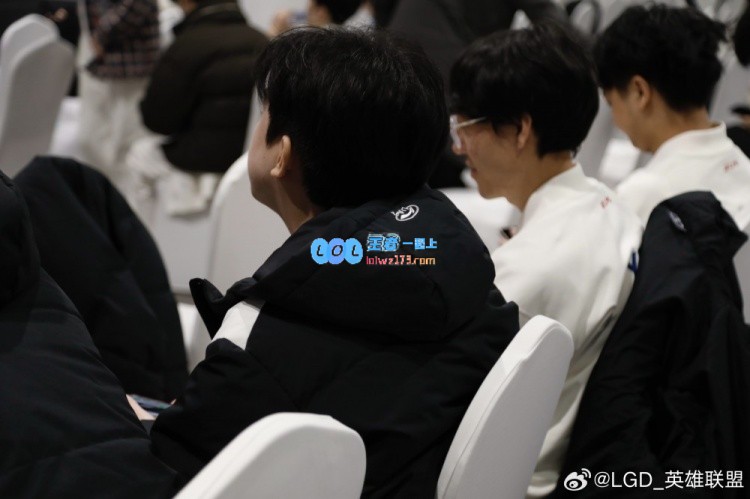LGD官方分享选手大会精彩返图：大家都在积极认真地参与学习哦