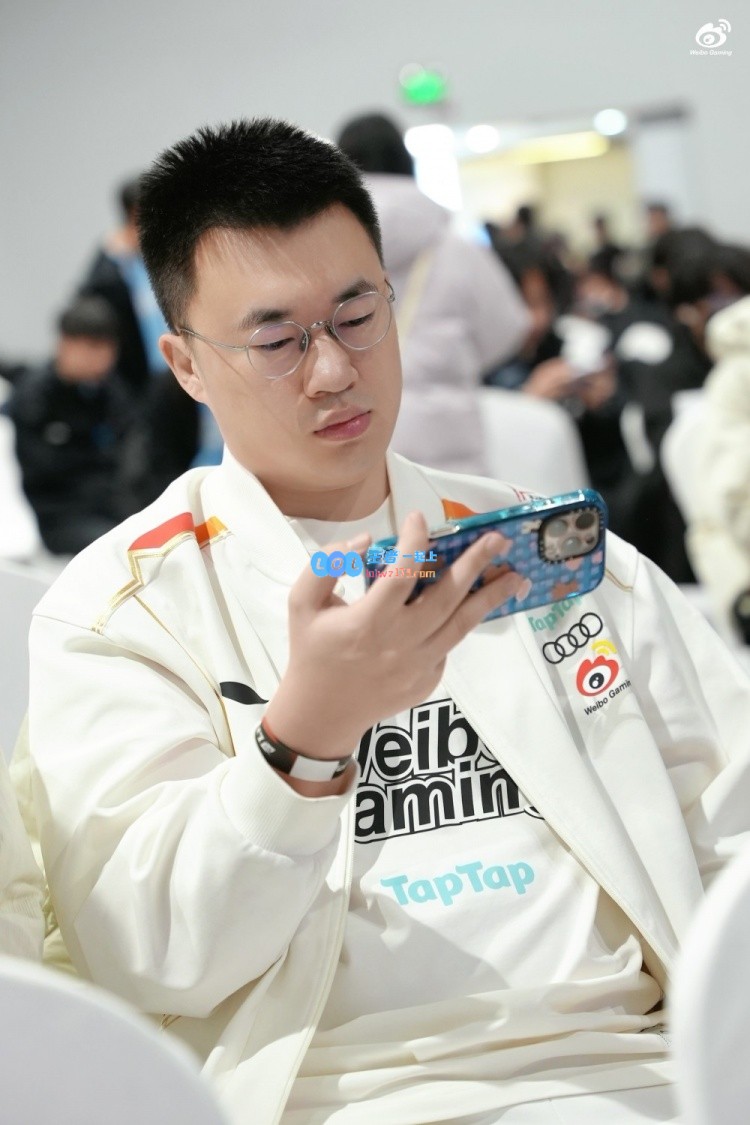 WBG选手返图揭秘：微博哥现场与选手间的温度差异