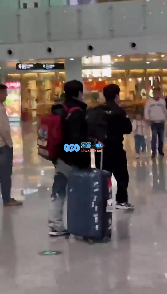 Doinb抵达深圳，山鸡紧张接机：生怕你再次走失