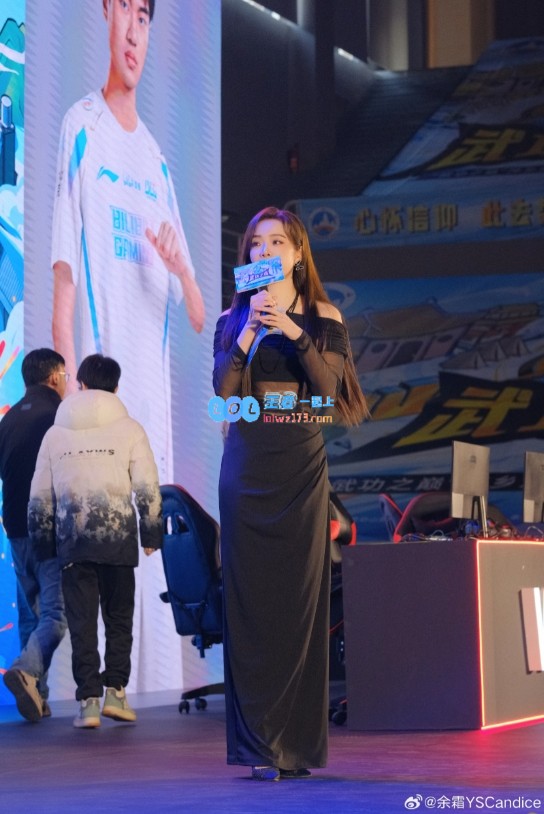 ?每日羡慕管哥的风采！LPL女主持余霜分享：优雅黑裙配以直顺黑发真美丽！