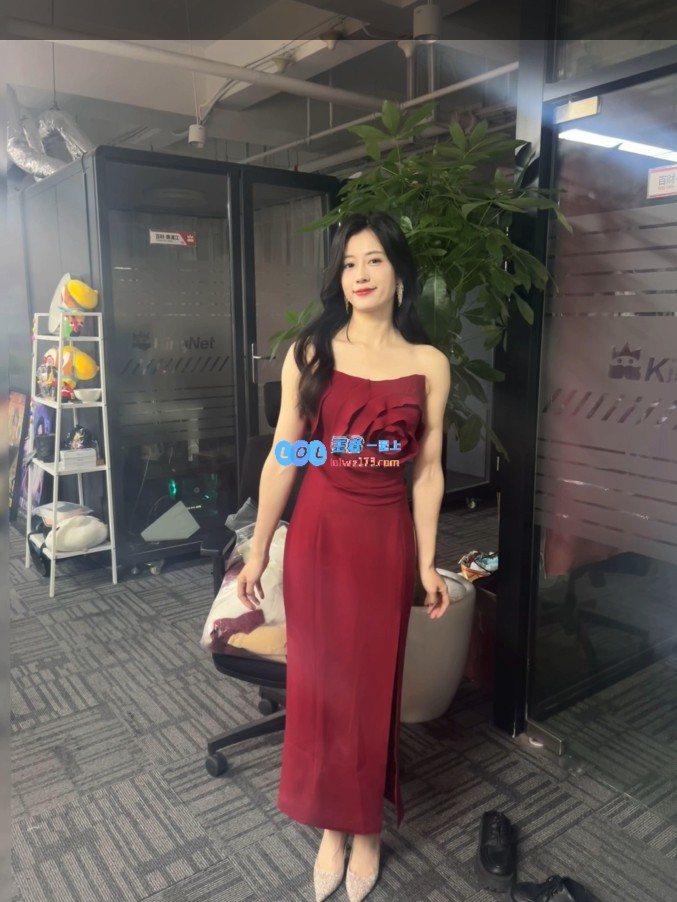 明眸皓齿风姿绰约！LPL女主持张小薇分享工作照：随意展示一些日常拍摄瞬间