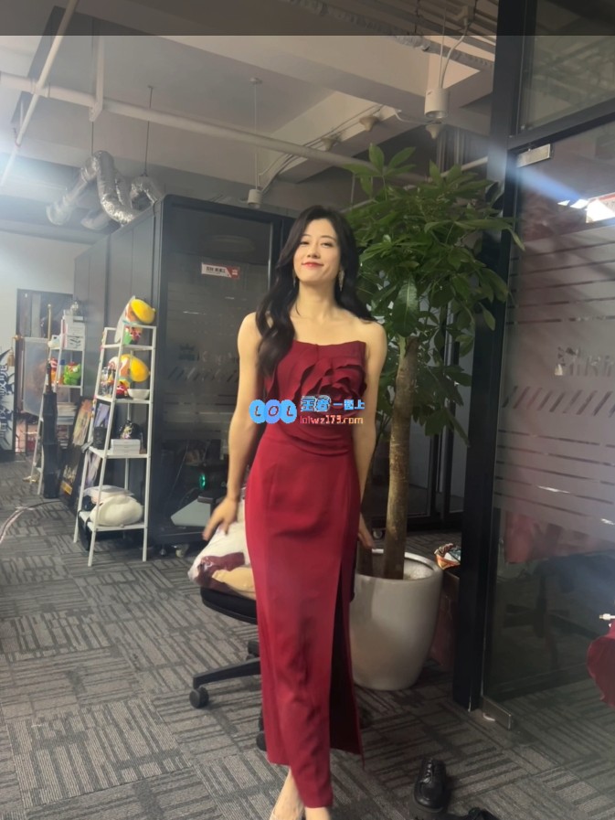 明眸皓齿风姿绰约！LPL女主持张小薇分享工作照：随意展示一些日常拍摄瞬间