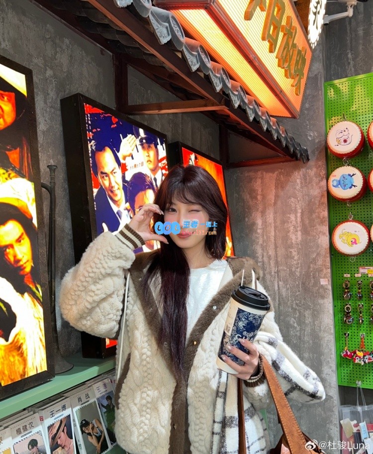 无畏契约女神主持杜俊分享美照：怎么总是差那么一张呢?