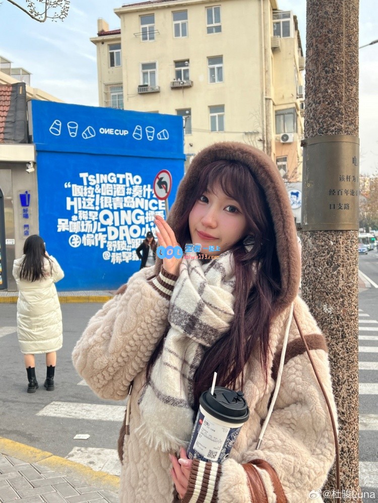 无畏契约女神主持杜俊分享美照：怎么总是差那么一张呢?