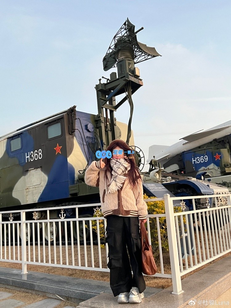 无畏契约女神主持杜俊分享美照：怎么总是差那么一张呢?