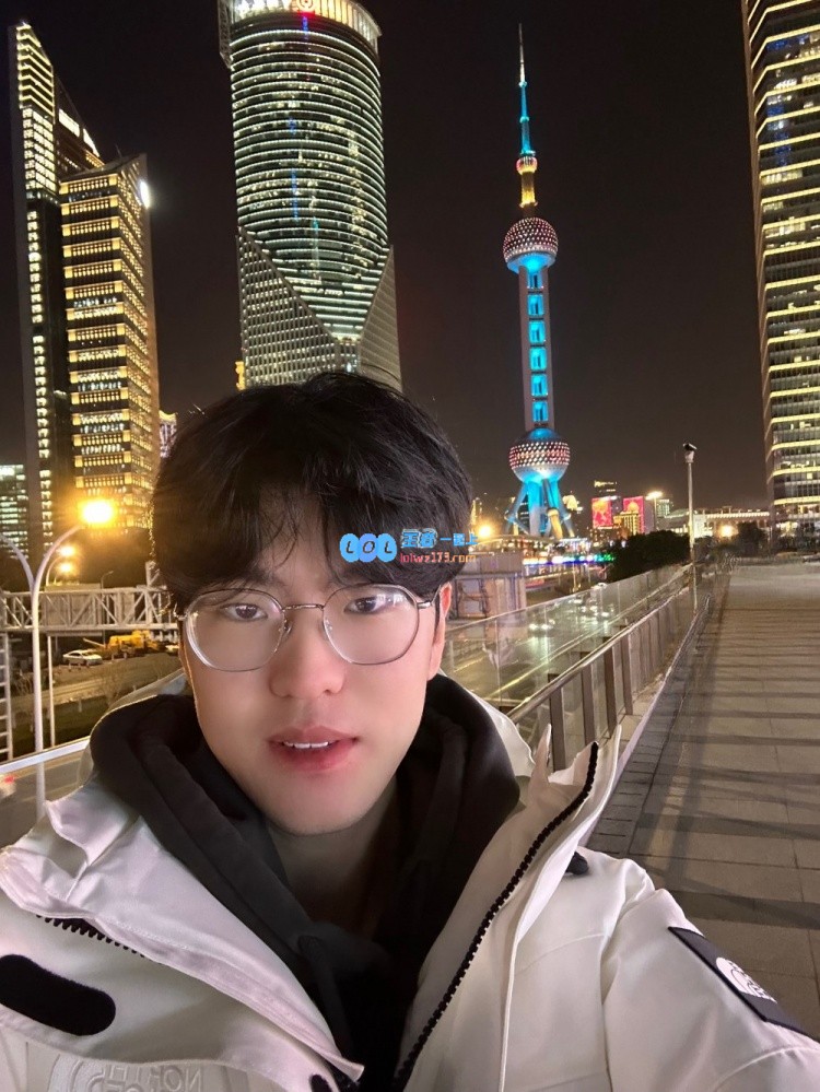 Jiejie分享自拍照片：记录快乐时光，祝大家元旦快乐！