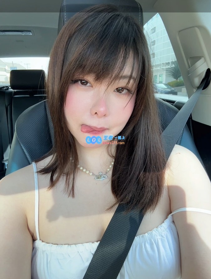前英文流解说mayumi分享照片：祝大家新年快乐2025，希望新的一年充满欢笑！