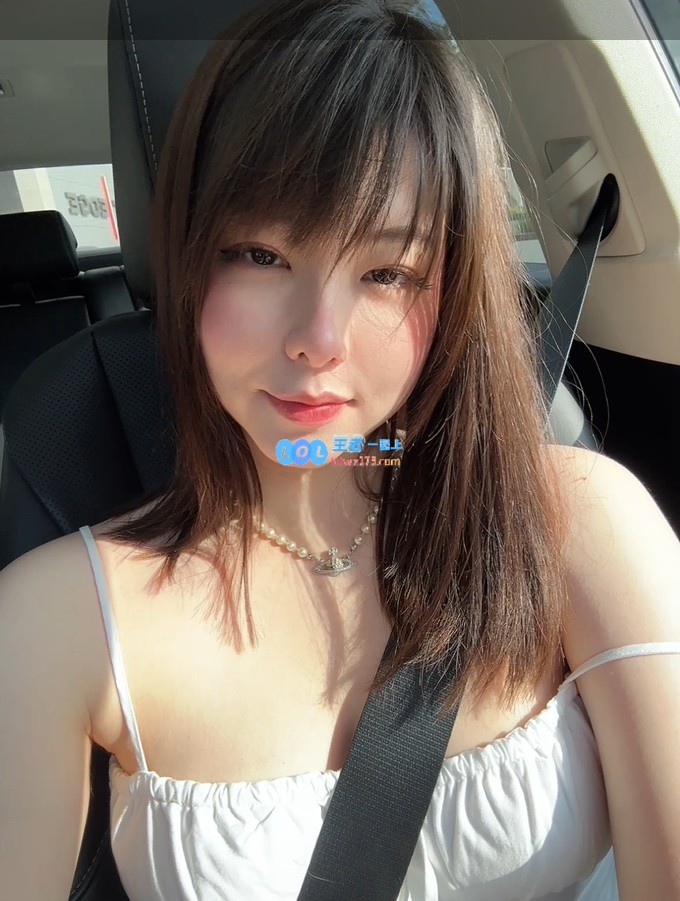 前英文流解说mayumi分享照片：祝大家新年快乐2025，希望新的一年充满欢笑！