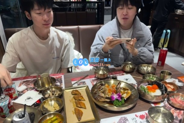 AL经理和团队成员共享美好时光，欢庆元旦佳节，祝大家快乐团圆