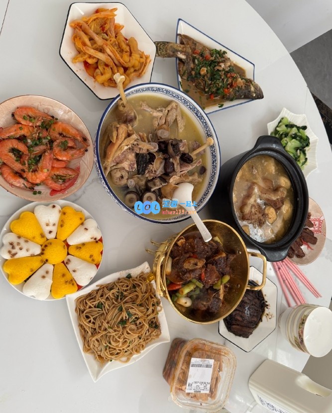 NIP战队打野选手Aki分享年夜饭盛宴：包括两道主食和九道美味菜品，其中凉菜展示无骨鸭掌