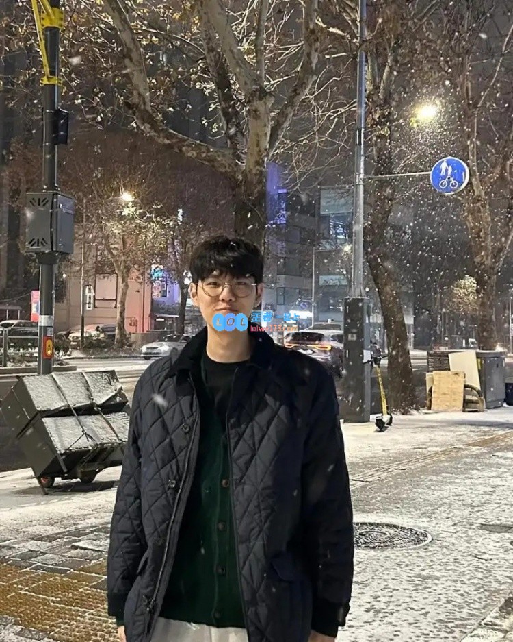 Oner晒出他拍摄的雪景照片，Delight疑惑地问：那是谁帮你拍的呢？