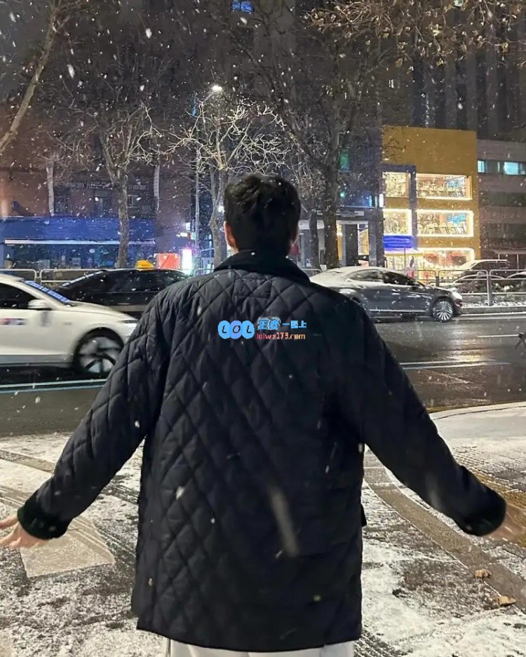 Oner晒出他拍摄的雪景照片，Delight疑惑地问：那是谁帮你拍的呢？