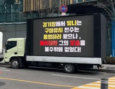 ?Gumayusi的支持者向T1扔出卡车：看T1如何在侮辱AD和粉丝中游刃有余
