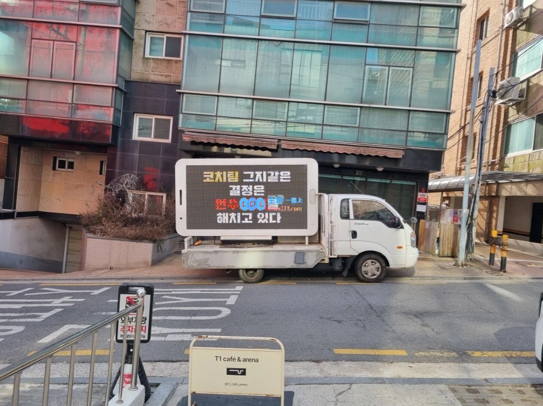 ?Gumayusi的支持者向T1扔出卡车：看T1如何在侮辱AD和粉丝中游刃有余