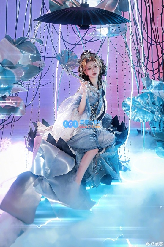 惊艳四方！戚薇化身“赛博”白蛇：妖娆魅惑的美丽面容令人心醉神迷
