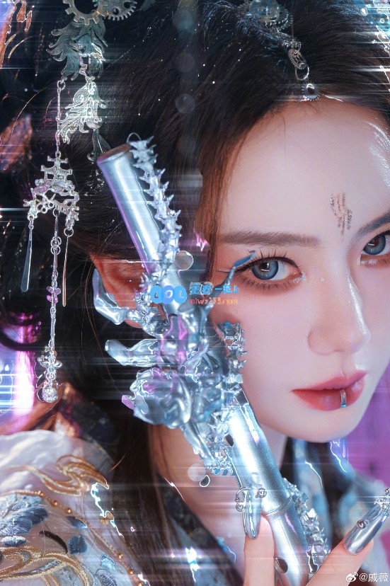惊艳四方！戚薇化身“赛博”白蛇：妖娆魅惑的美丽面容令人心醉神迷