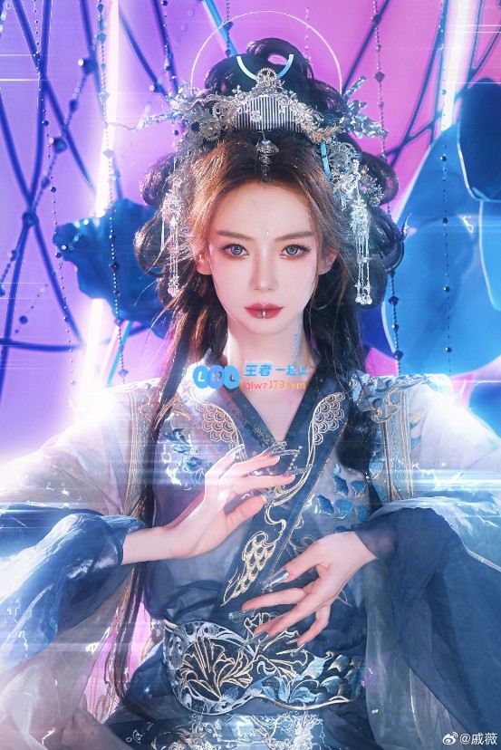 惊艳四方！戚薇化身“赛博”白蛇：妖娆魅惑的美丽面容令人心醉神迷