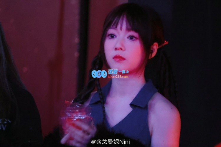无畏契约主持人戈曼妮分享最新美照：齐刘海•妮，年后再见~