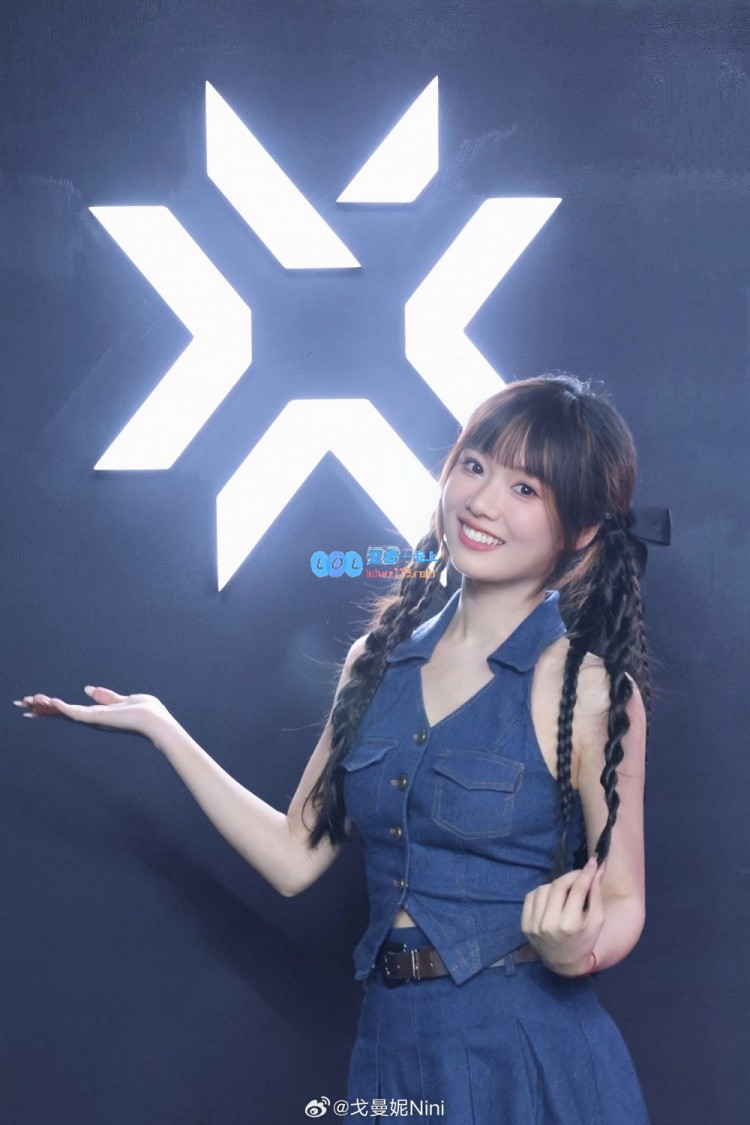 无畏契约主持人戈曼妮分享最新美照：齐刘海•妮，年后再见~