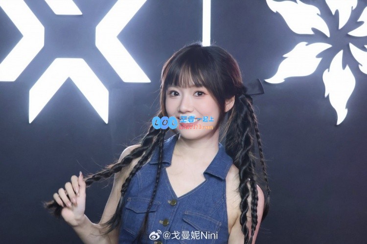 无畏契约主持人戈曼妮分享最新美照：齐刘海•妮，年后再见~