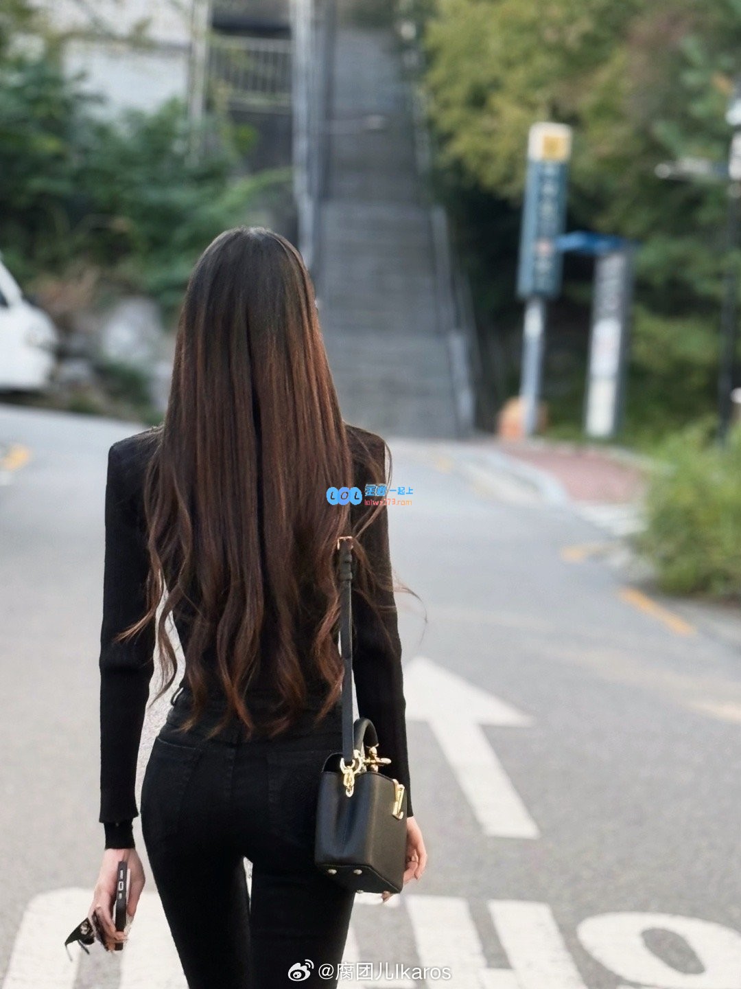 ?斗鱼人气主播腐团儿在韩国游玩晒照：露脐装尽显曼妙身材，令人心动不已！