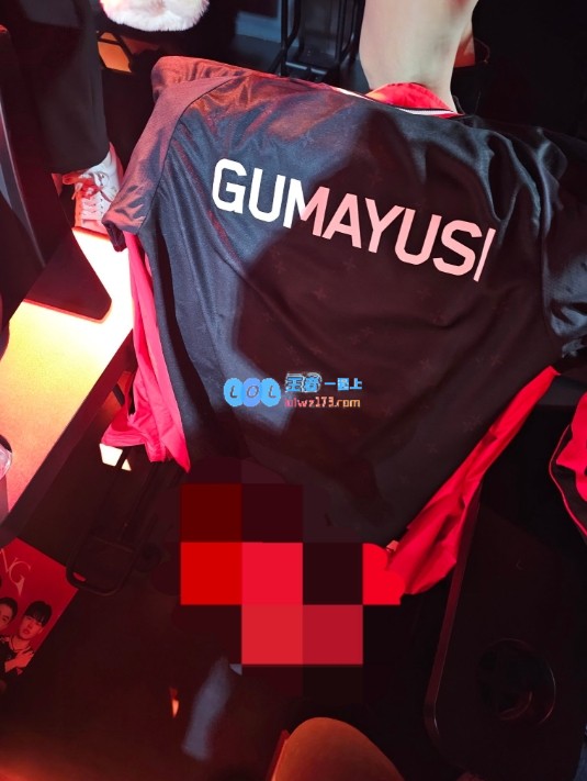 无声反抗！座位上的粉丝将Gumayusi外套披在椅子上后便离开了比赛现场