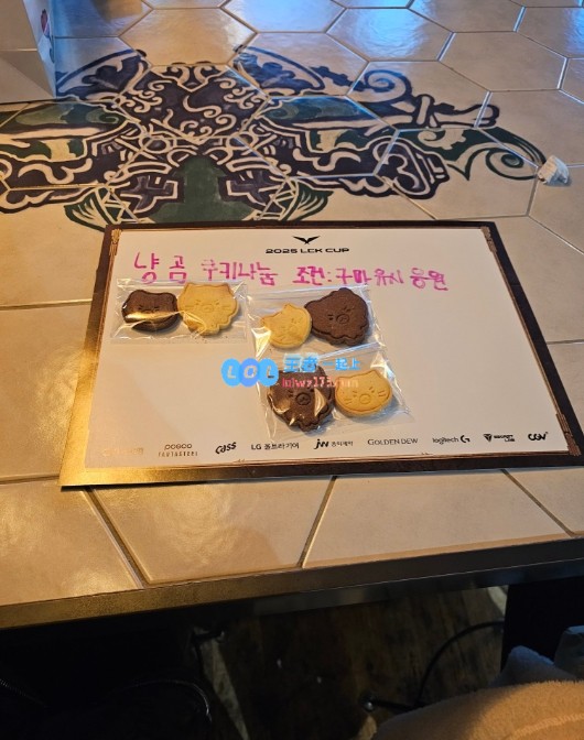 无声反抗！座位上的粉丝将Gumayusi外套披在椅子上后便离开了比赛现场