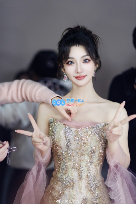 又美又有气质！KPL女解说小鹿秀美照：曲线动人长腿惹人嫉妒