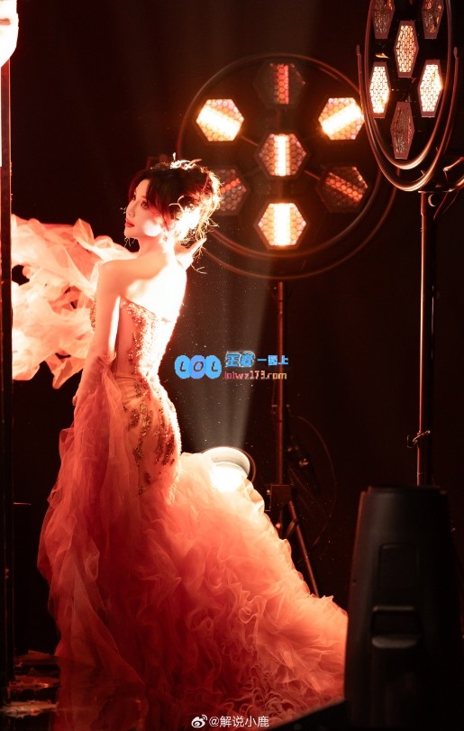 又美又有气质！KPL女解说小鹿秀美照：曲线动人长腿惹人嫉妒