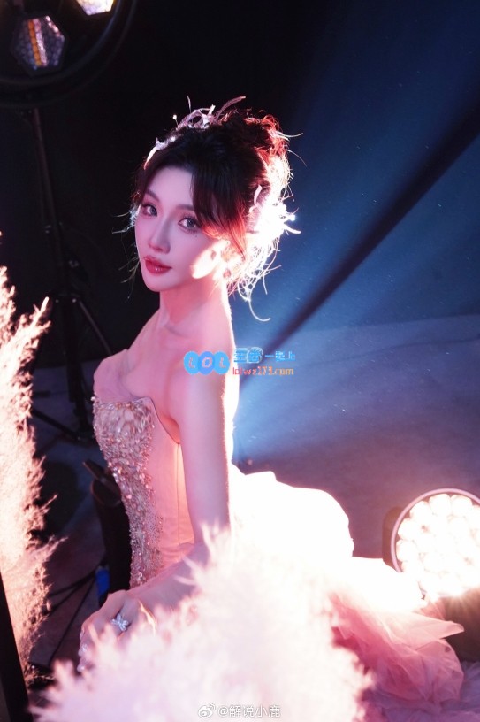 又美又有气质！KPL女解说小鹿秀美照：曲线动人长腿惹人嫉妒