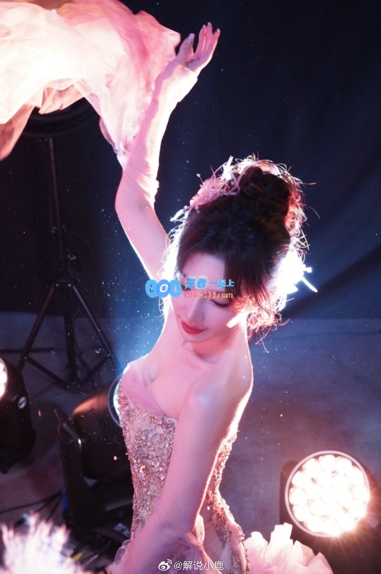 又美又有气质！KPL女解说小鹿秀美照：曲线动人长腿惹人嫉妒