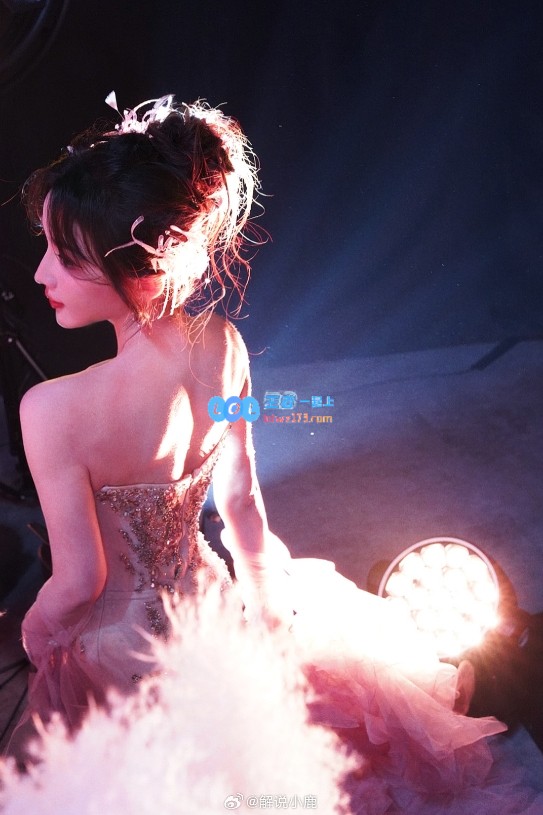 又美又有气质！KPL女解说小鹿秀美照：曲线动人长腿惹人嫉妒