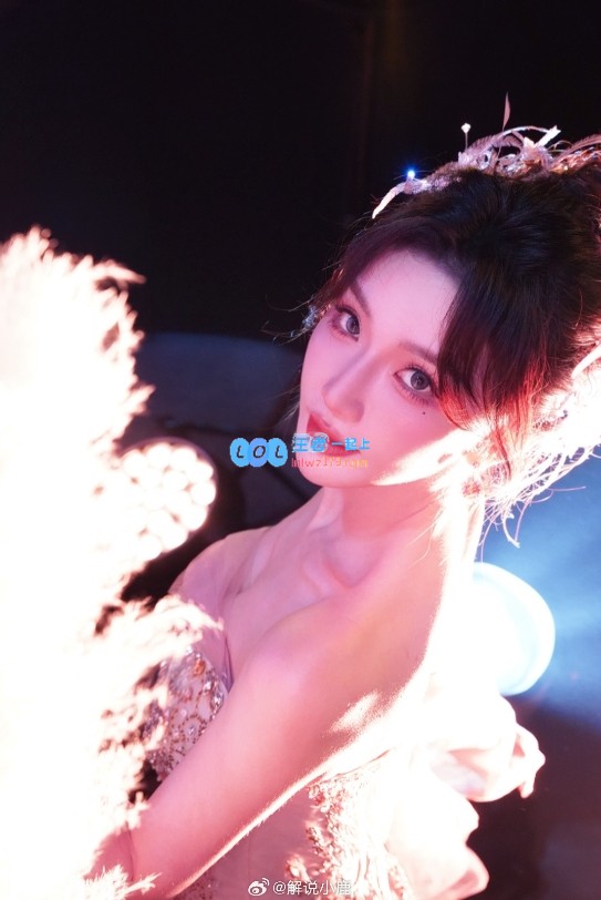 又美又有气质！KPL女解说小鹿秀美照：曲线动人长腿惹人嫉妒