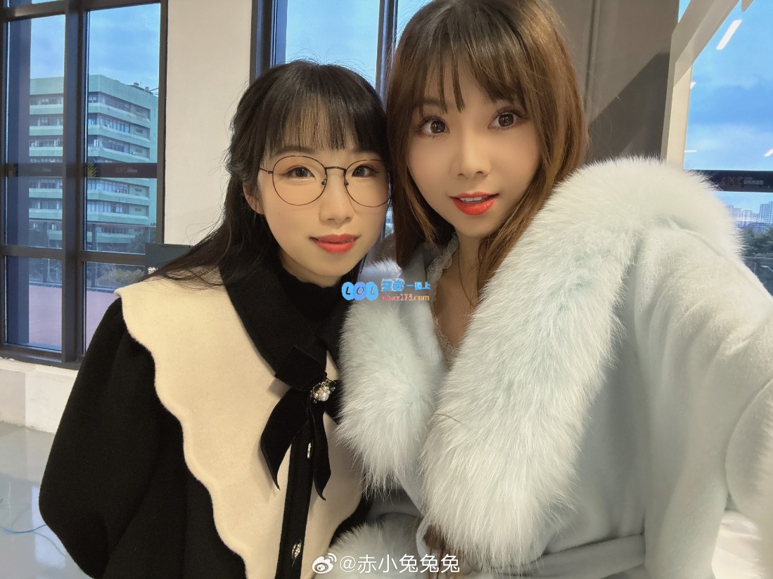 OWL解说赤小兔分享照片：今天参与了《人中之龙8外传》的见面会哦
