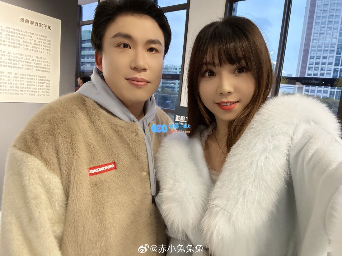 OWL解说赤小兔分享照片：今天参与了《人中之龙8外传》的见面会哦