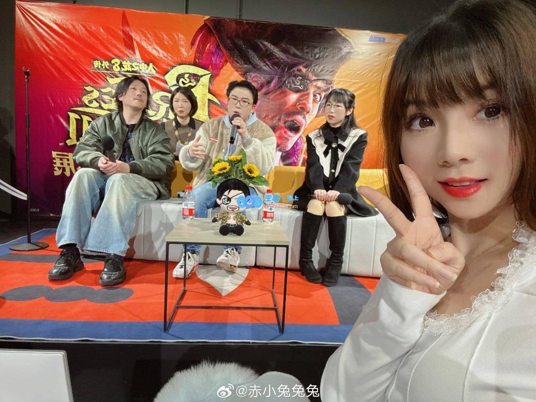OWL解说赤小兔分享照片：今天参与了《人中之龙8外传》的见面会哦