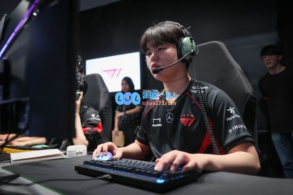 新秀Smash初登场助T1战胜KT，下路表现引期待成为下一个冠军AD